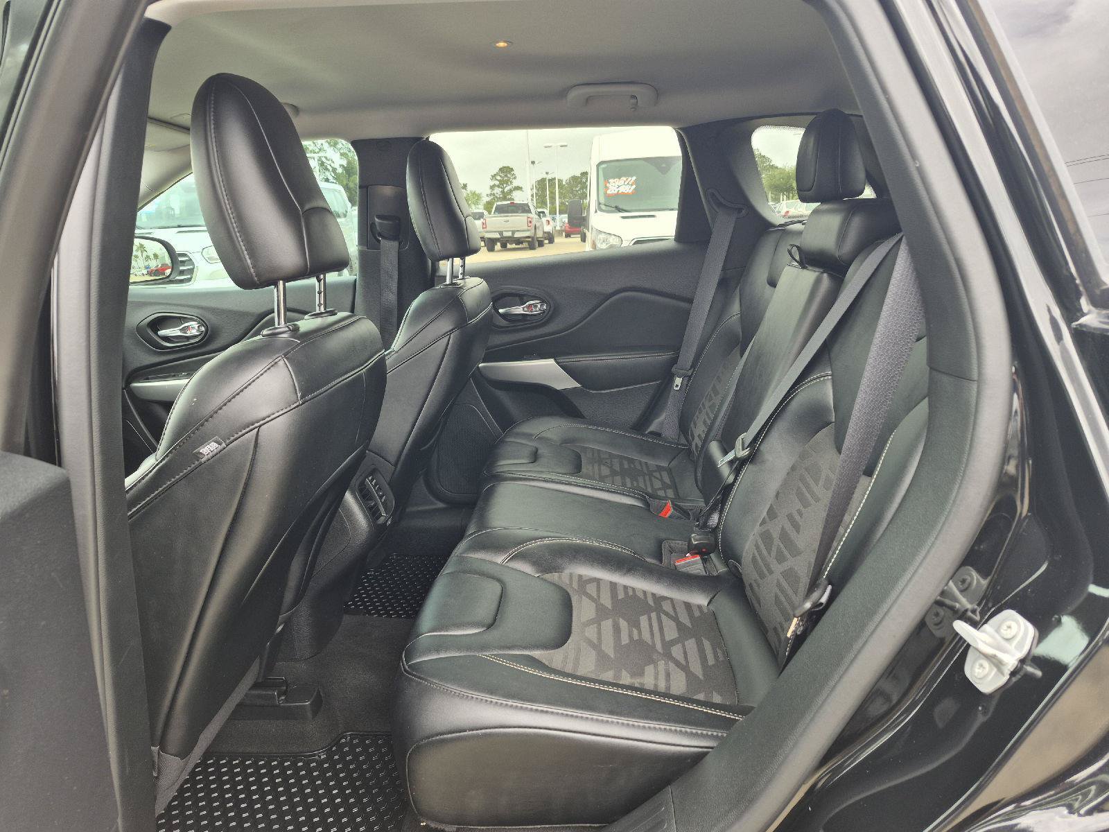 Used 2022 Jeep Cherokee Latitude AWD/4WD image 8
