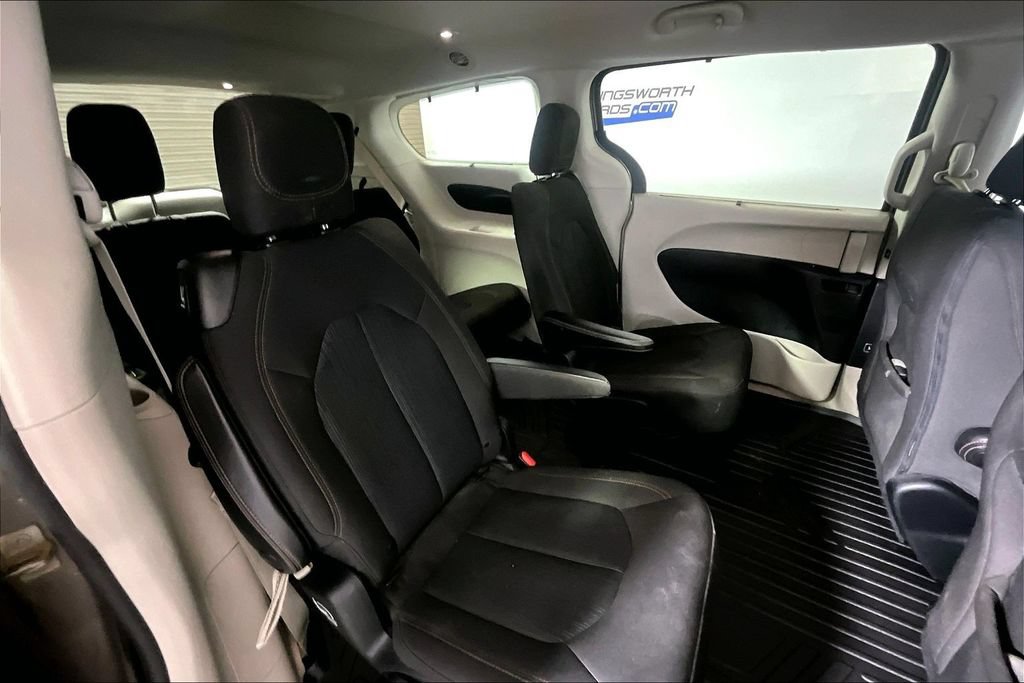 Used 2017 Chrysler Pacifica Touring Plus w/ Tire & Wheel Group FWD image 22