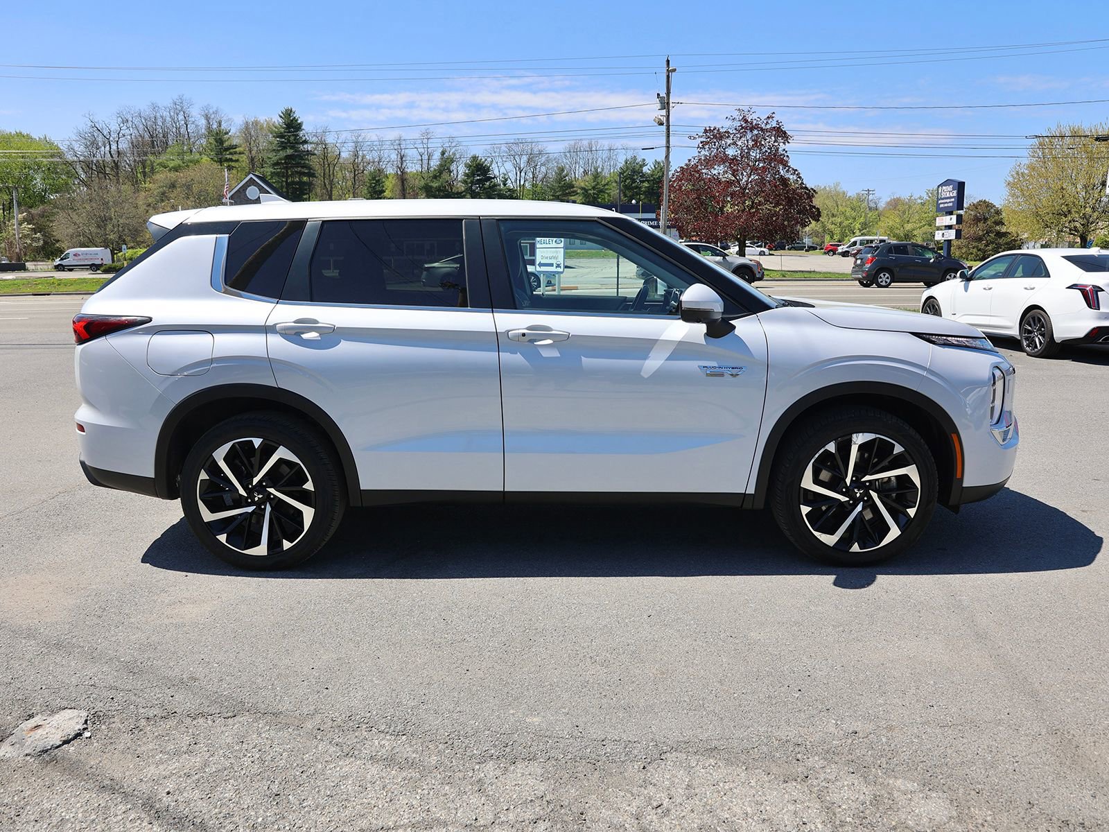 Used 2024 Mitsubishi Outlander 4WD Plug-In Hybrid image 8