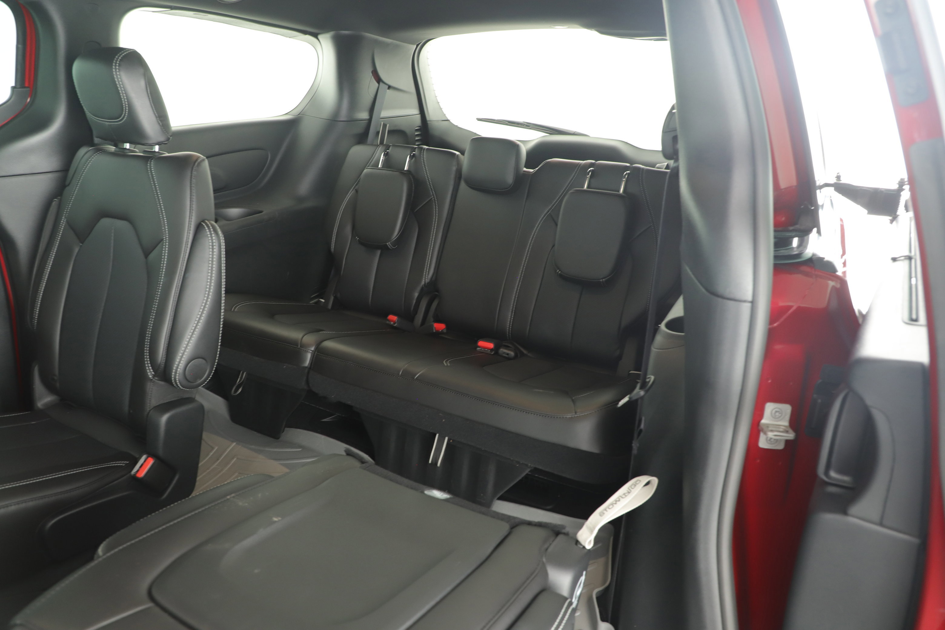 Used 2025 Chrysler Pacifica Select image 8