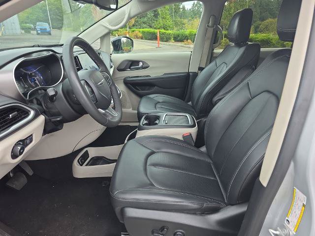 Used 2024 Chrysler Pacifica Touring-L FWD image 5