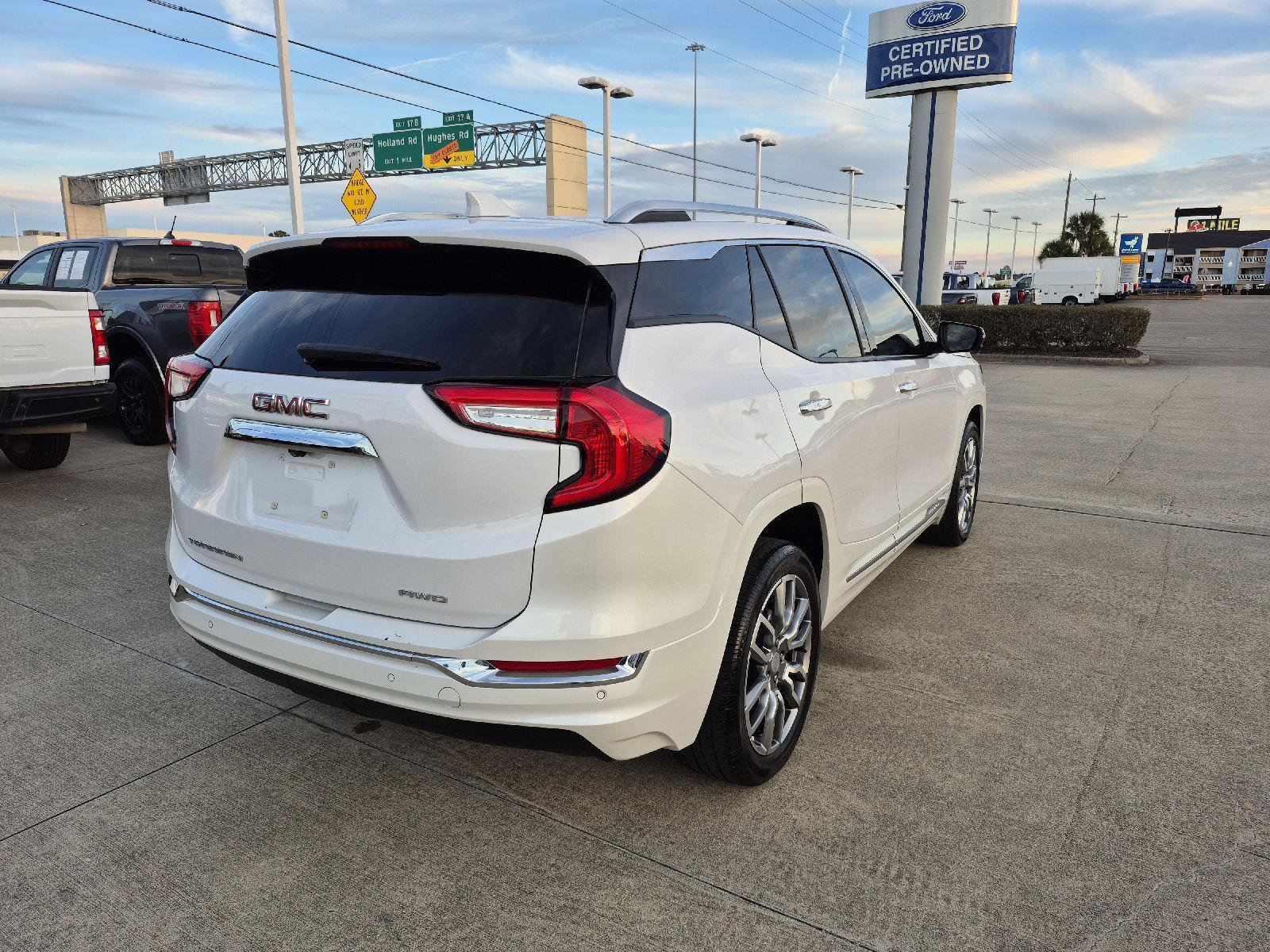 Used 2024 GMC Terrain Denali w/ Denali Premium Package image 4