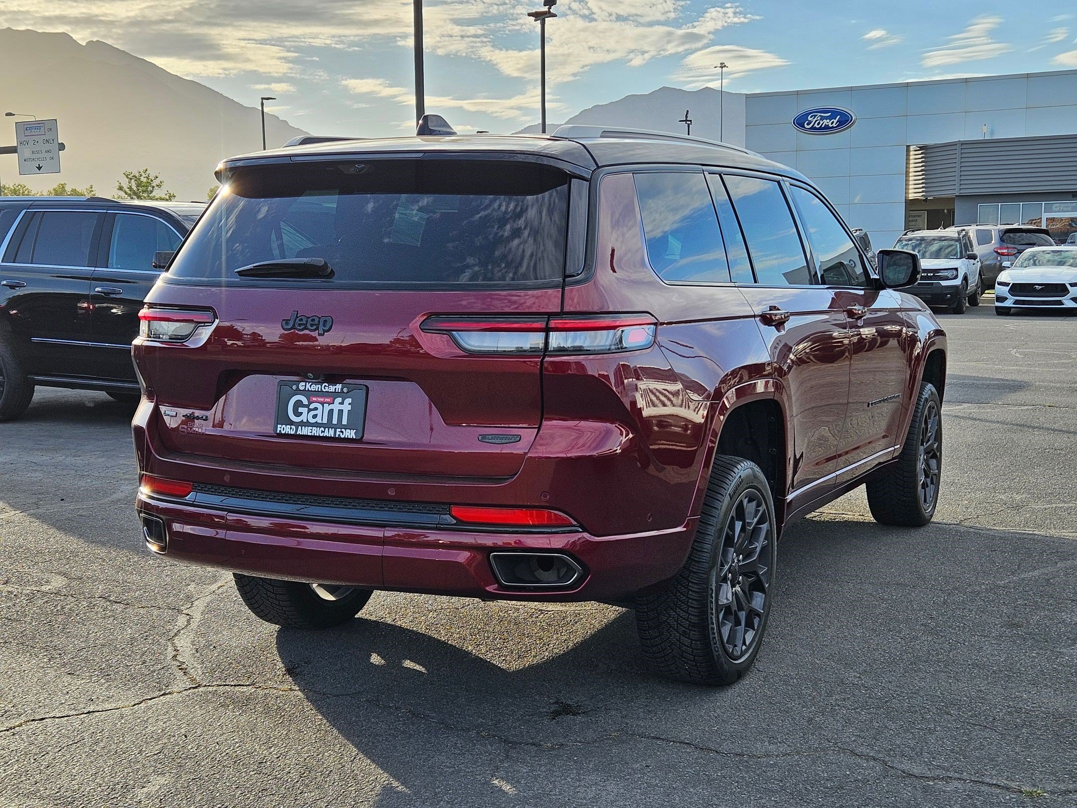 Used 2023 Jeep Grand Cherokee L Summit AWD/4WD image 3