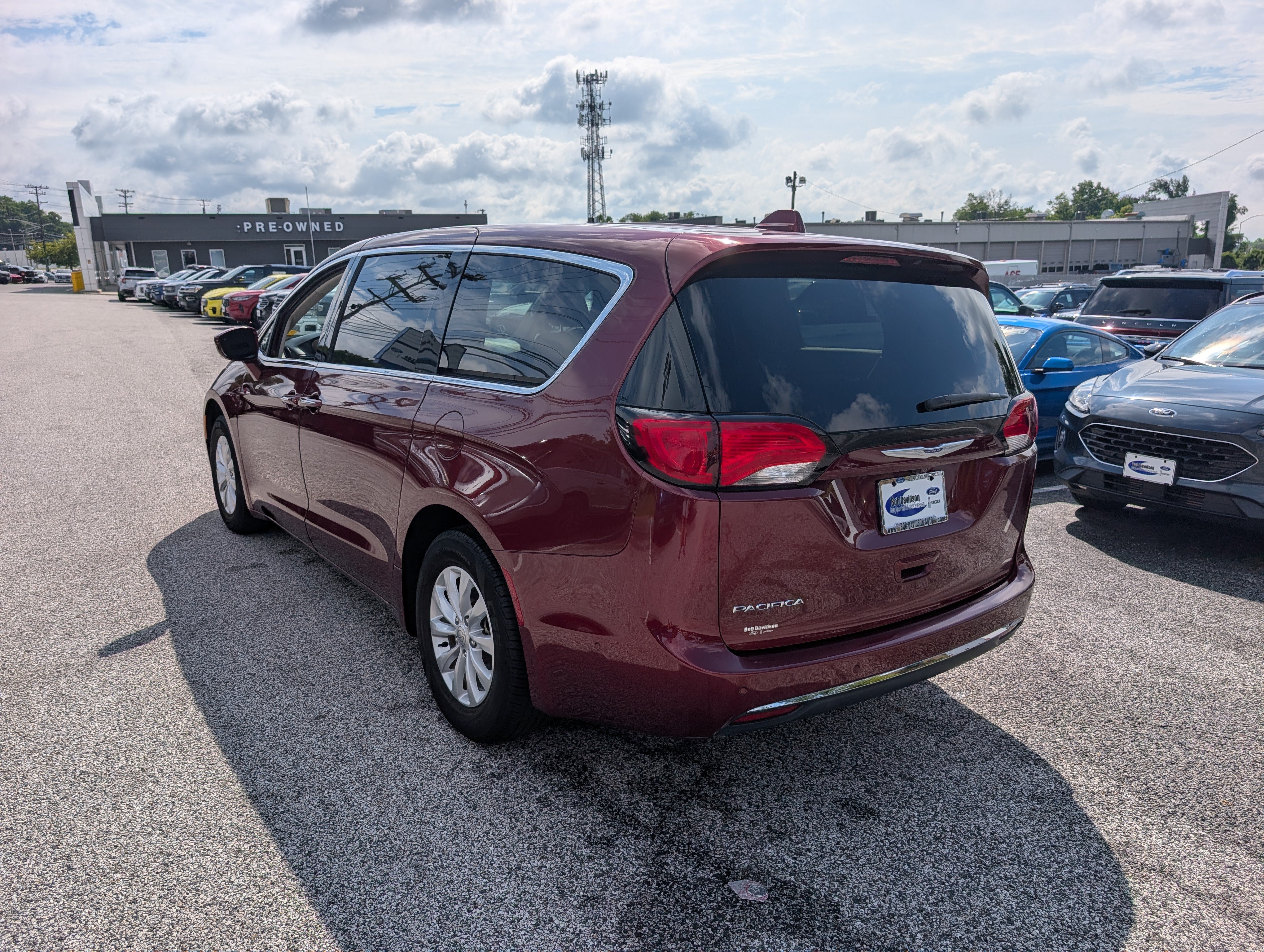 Used 2019 Chrysler Pacifica Touring Plus w/ Advanced Safetytec Group FWD image 5