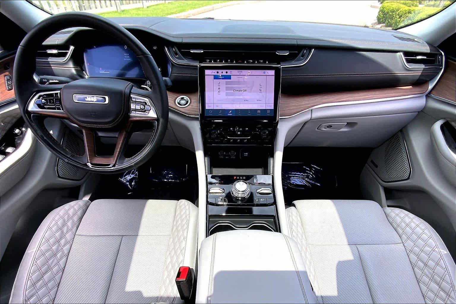 Used 2023 Jeep Grand Cherokee L Summit w/ Luxury Tech Group V AWD/4WD image 22
