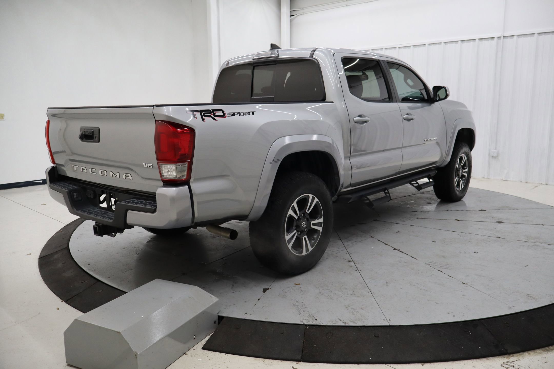 Used 2017 Toyota Tacoma TRD Sport w/ Tow Package image 5