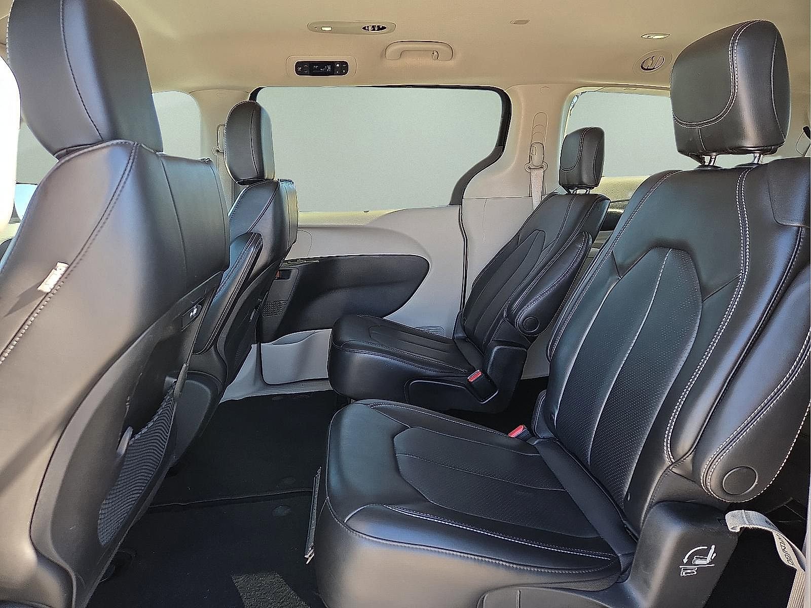 Used 2023 Chrysler Pacifica Touring-L image 11