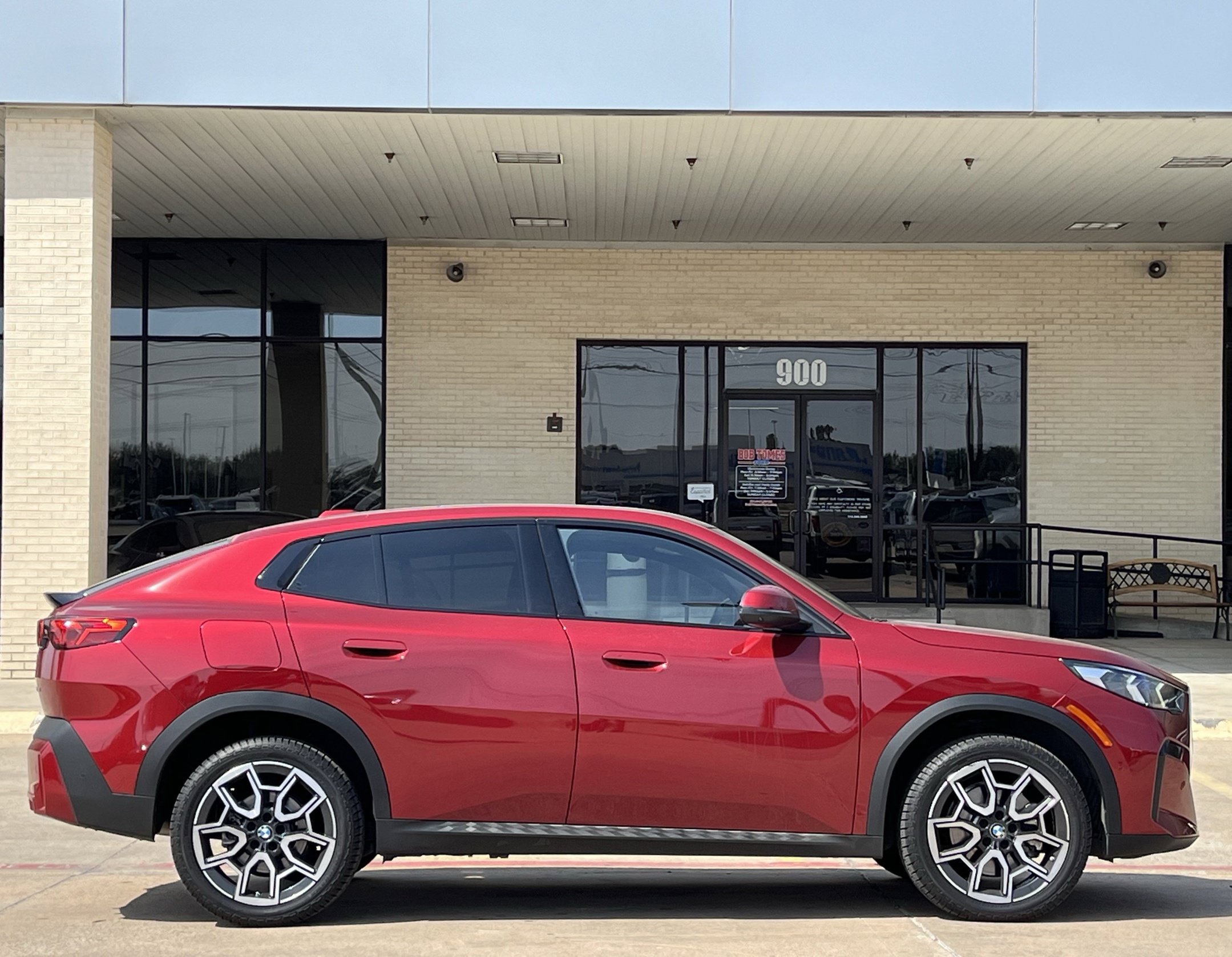 Used 2025 BMW X2 xDrive28i AWD/4WD image 3