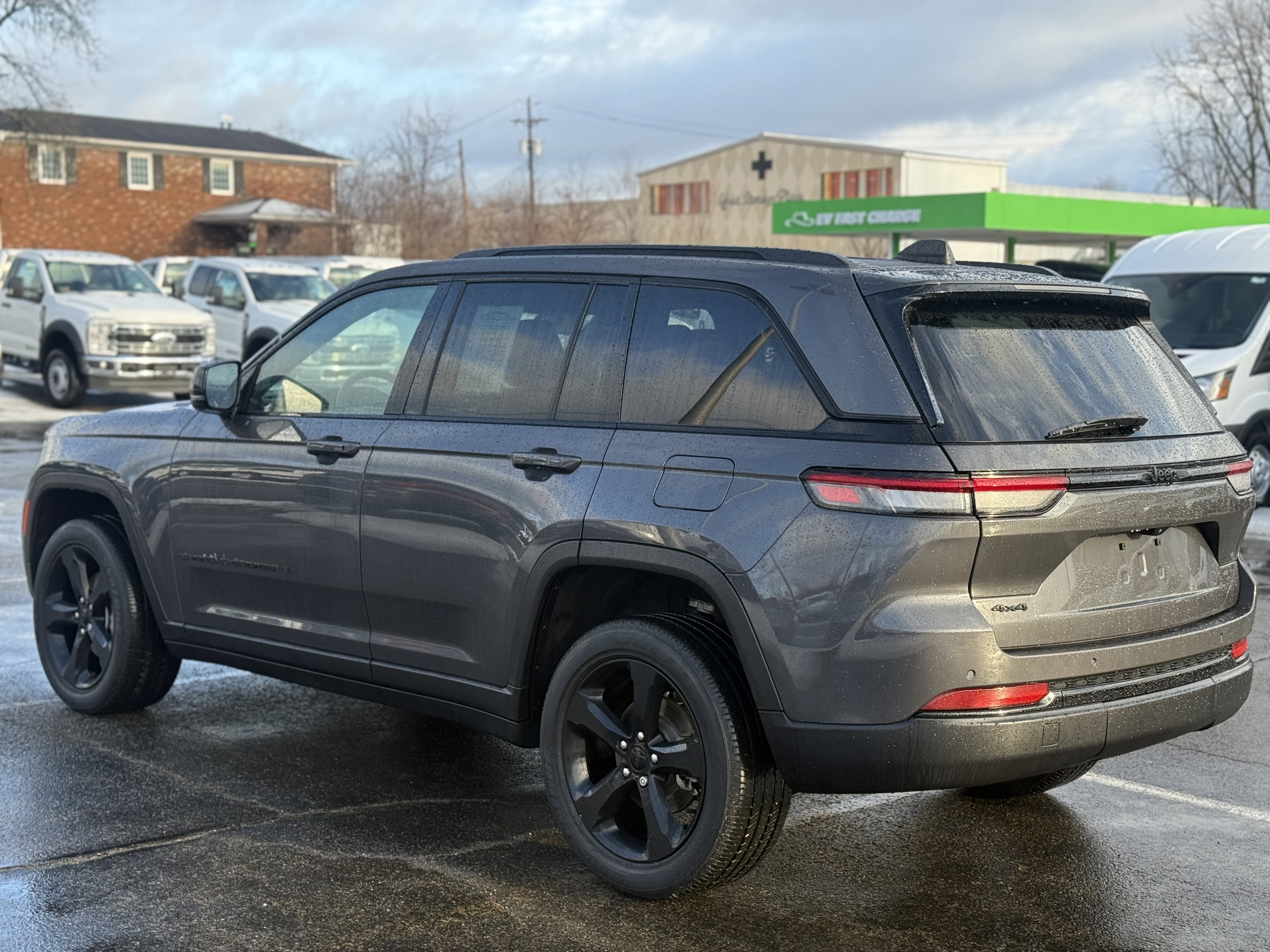Used 2023 Jeep Grand Cherokee Altitude AWD/4WD image 4