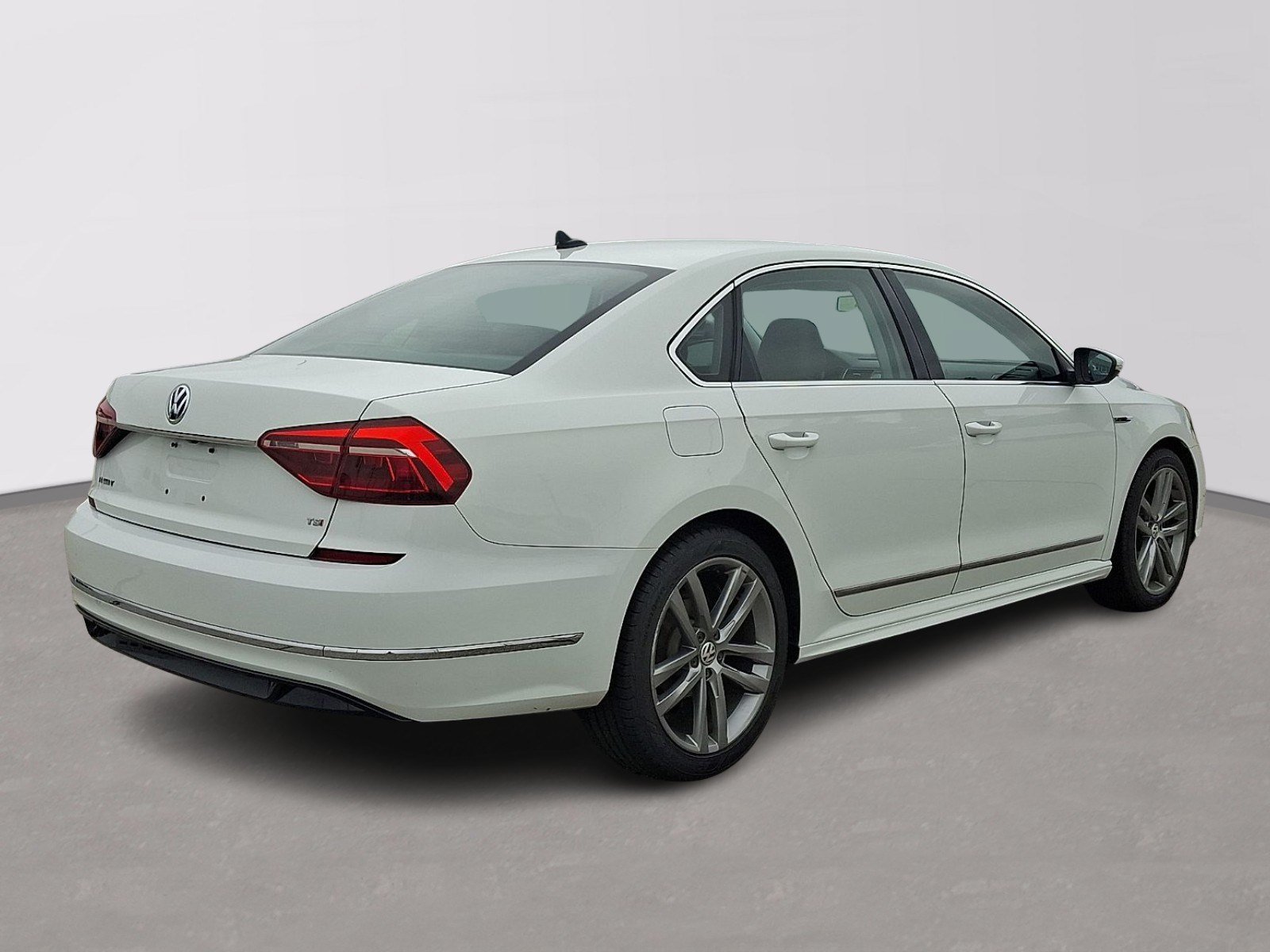 Used 2017 Volkswagen Passat 1.8T R-Line FWD image 6