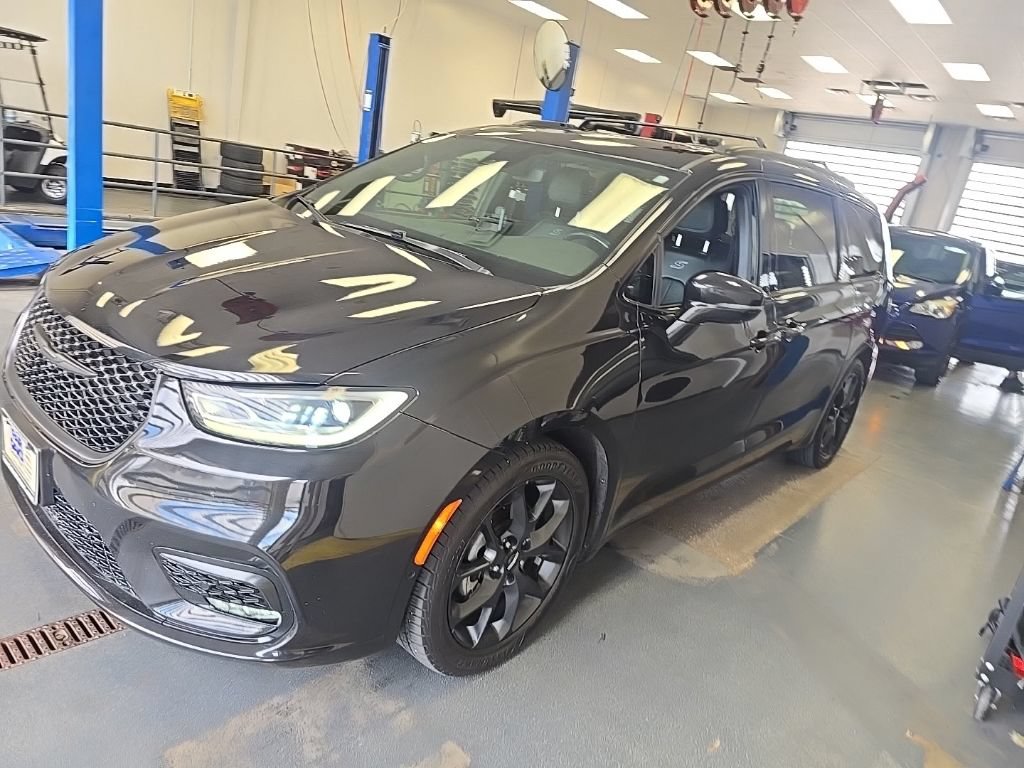 Used 2021 Chrysler Pacifica Touring-L w/ Uconnect Theater Family Group FWD image 2