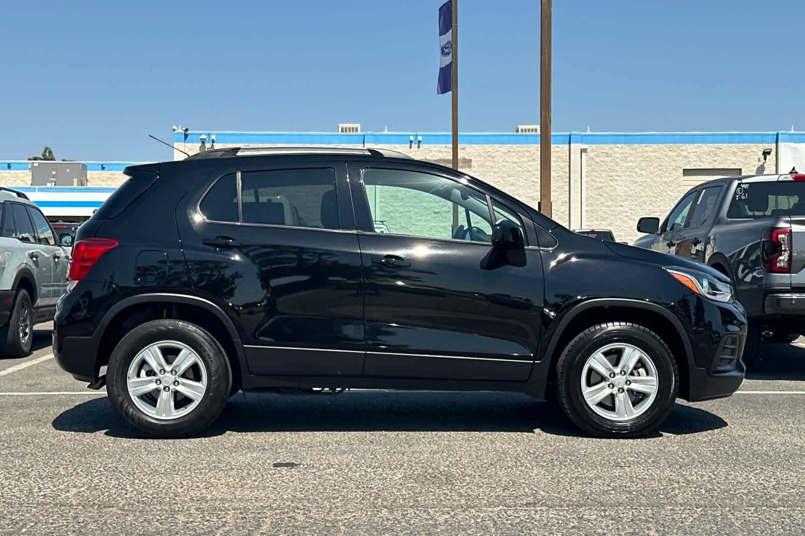 Used 2022 Chevrolet Trax LT w/ LT Convenience Package AWD/4WD image 8