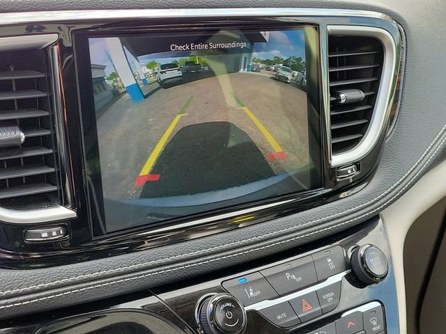 Used 2023 Chrysler Pacifica Limited image 30