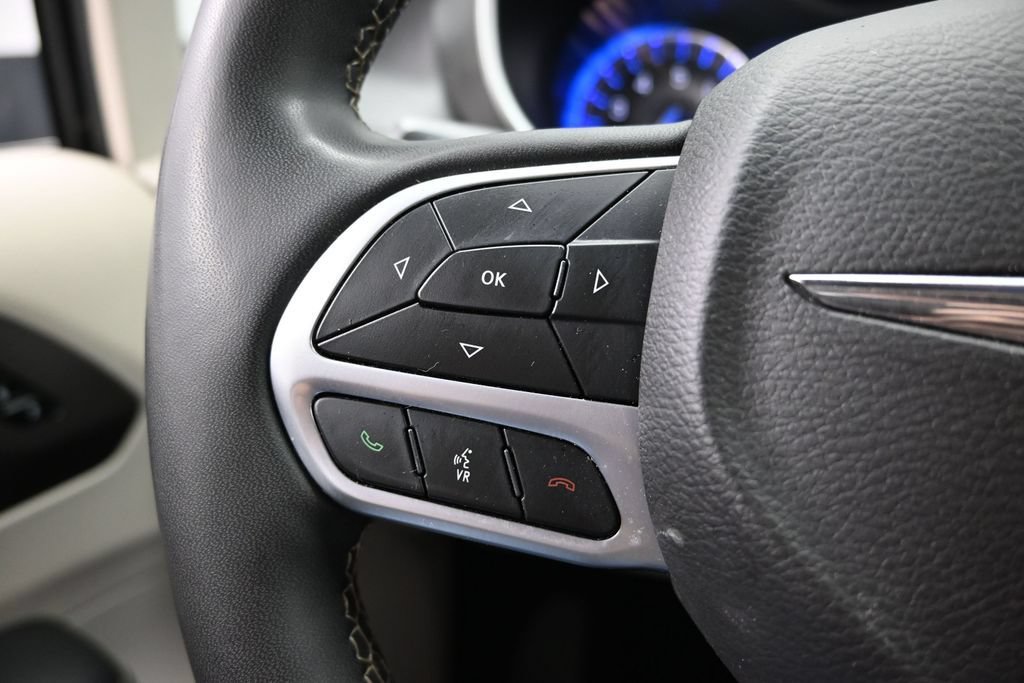 Used 2024 Chrysler Pacifica Touring-L FWD image 25