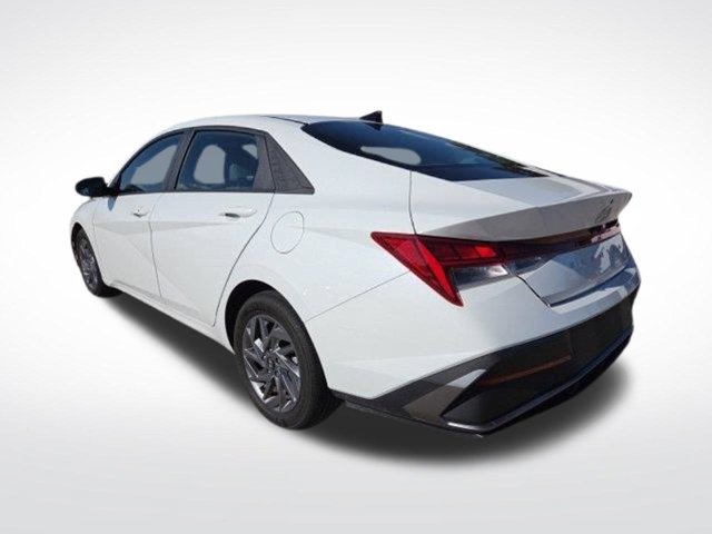 Used 2024 Hyundai Elantra Blue FWD image 9
