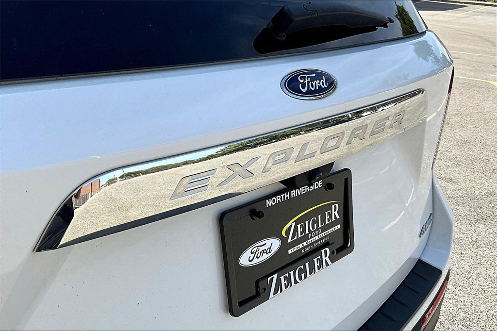 Certified 2022 Ford Explorer XLT w/ Equipment Group 202A image 8