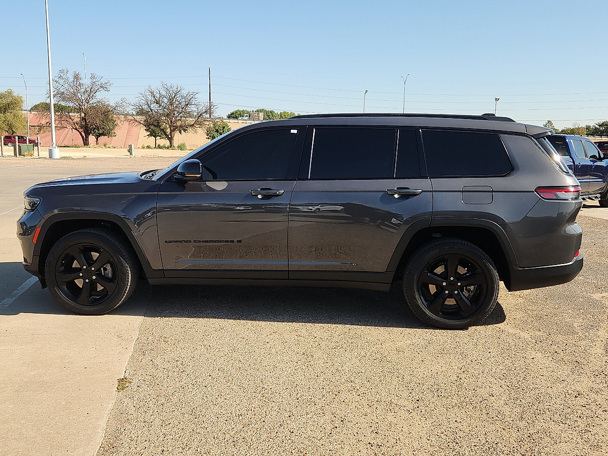 Used 2023 Jeep Grand Cherokee L Limited w/ Black Appearance Package AWD/4WD image 2
