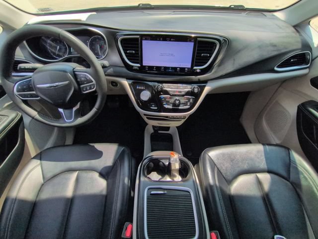 Used 2024 Chrysler Pacifica Touring-L FWD image 17