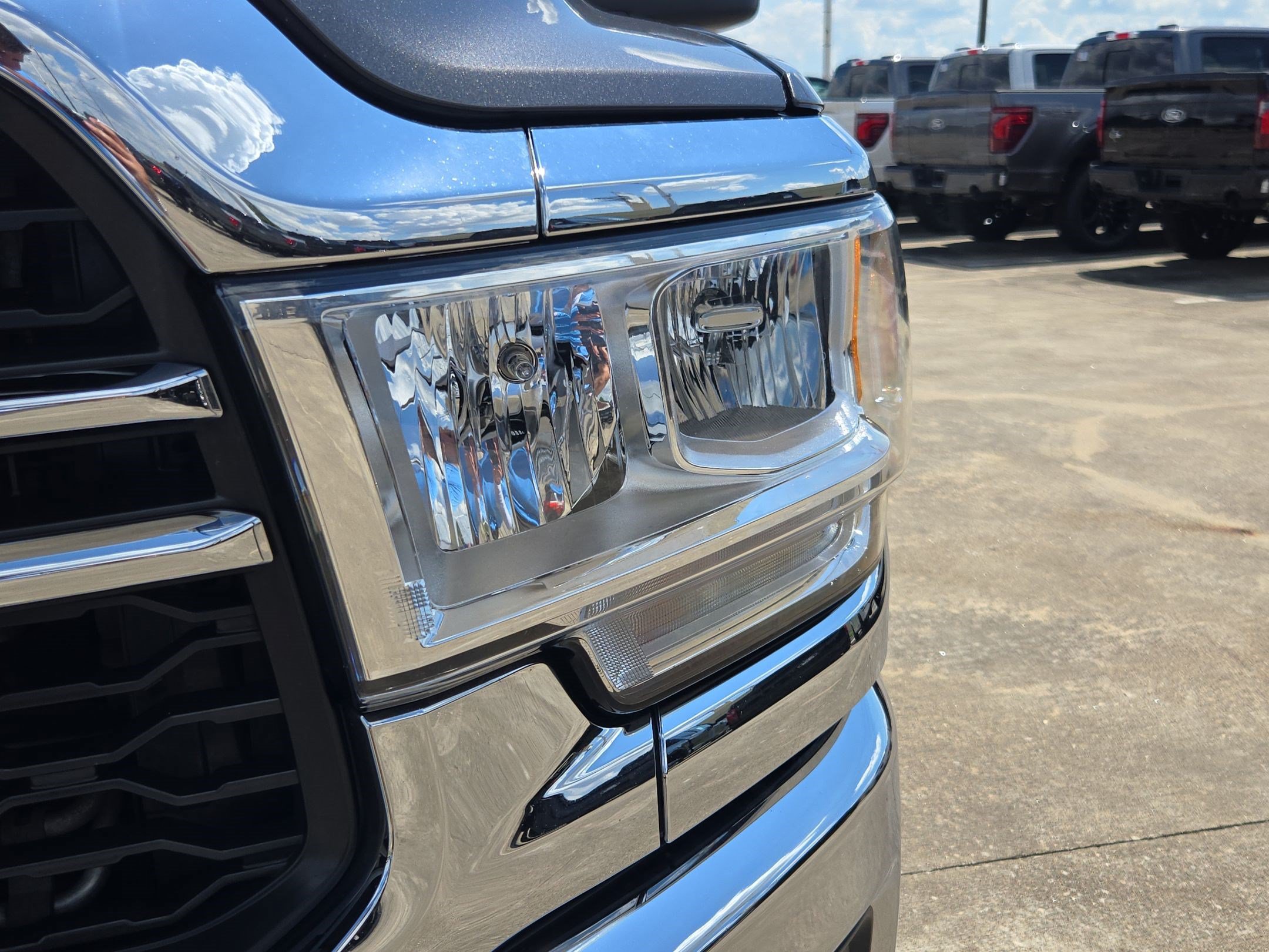 Used 2024 RAM 2500 Tradesman w/ Chrome Appearance Group AWD/4WD image 10