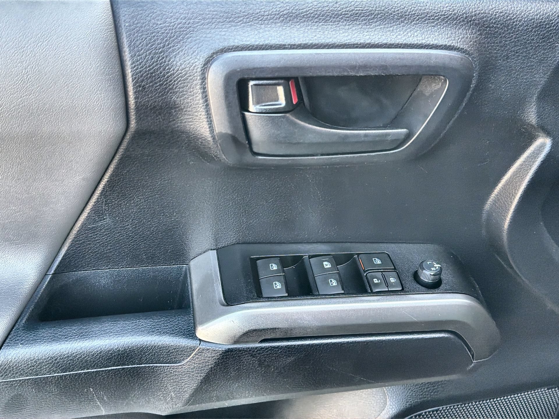Used 2020 Toyota Tacoma SR5 RWD image 13