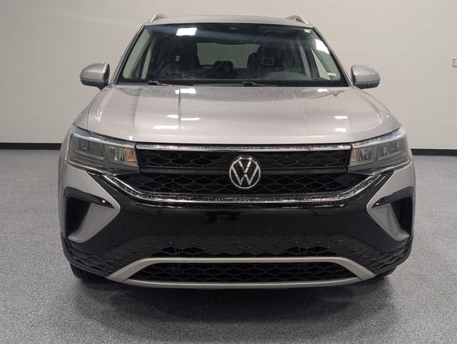 Used 2024 Volkswagen Taos SE FWD image 3