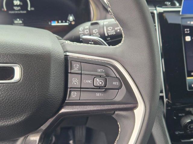 Used 2023 Jeep Grand Cherokee Altitude AWD/4WD image 33
