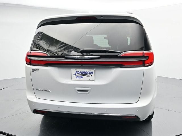 Used 2022 Chrysler Pacifica Touring-L FWD image 7