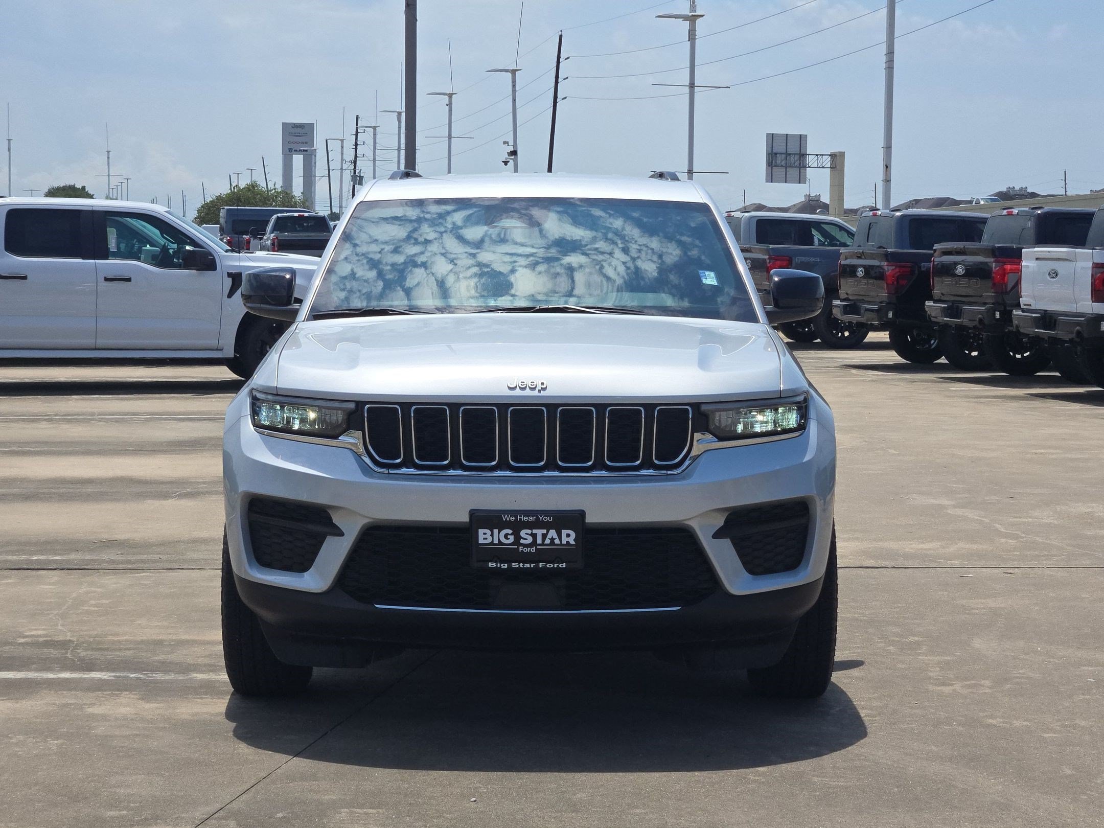 Used 2025 Jeep Grand Cherokee Laredo RWD image 11