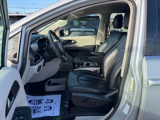 Used 2024 Chrysler Pacifica Touring-L FWD image 11