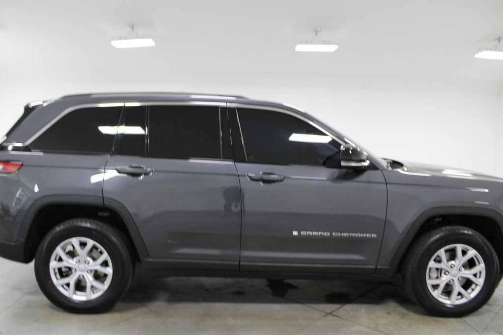 Used 2022 Jeep Grand Cherokee Limited AWD/4WD image 12