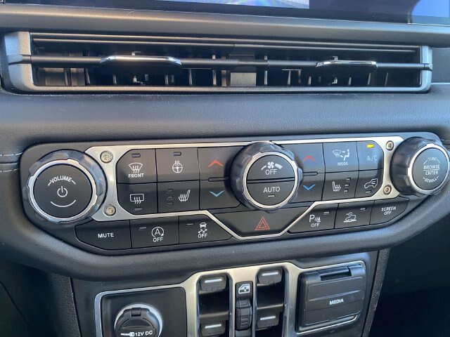 Used 2025 Jeep Wrangler Unlimited Sahara w/ Safety Group AWD/4WD image 26