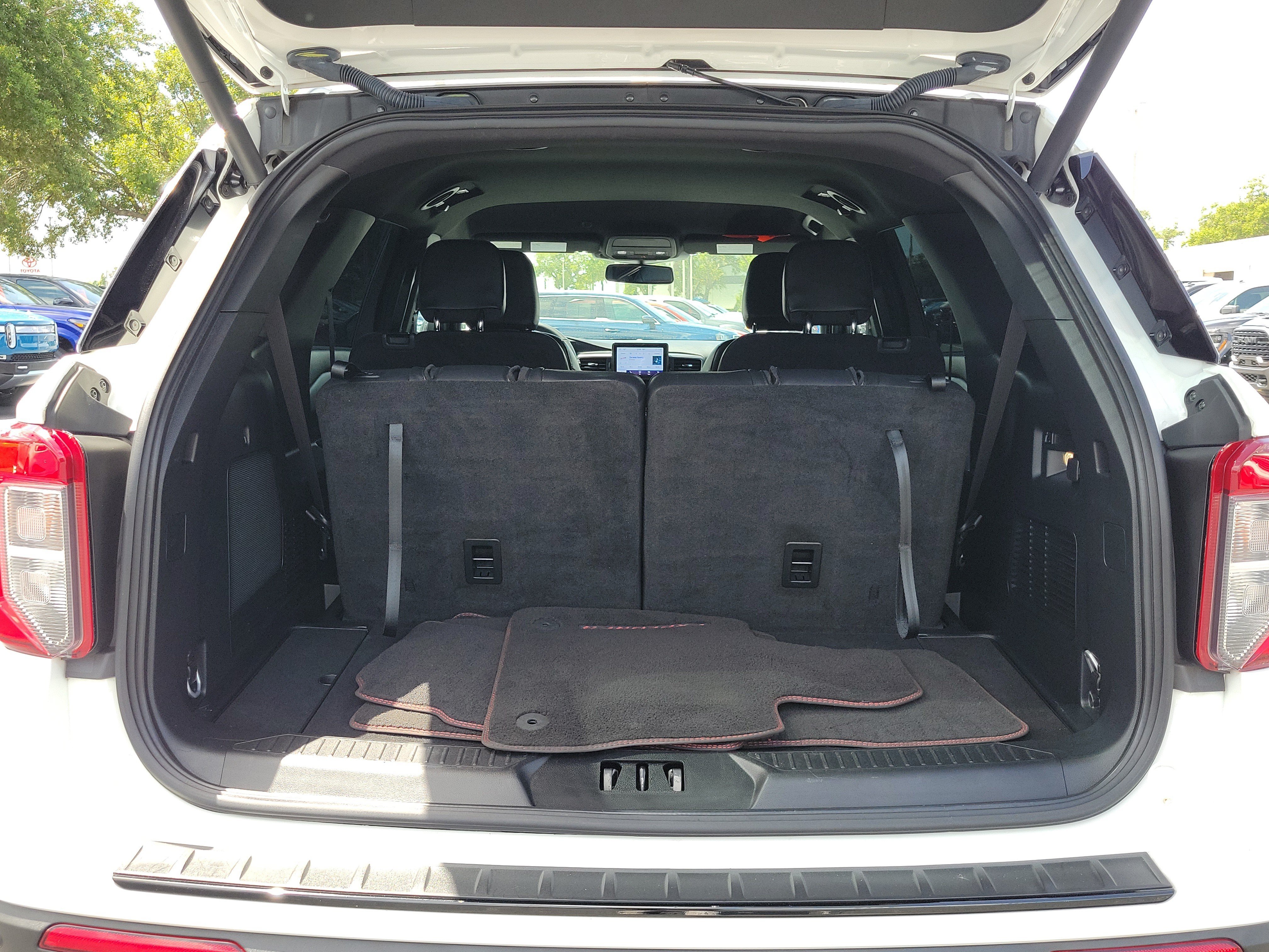 Certified 2024 Ford Explorer ST-Line w/ Class IV Trailer Tow Package RWD image 9