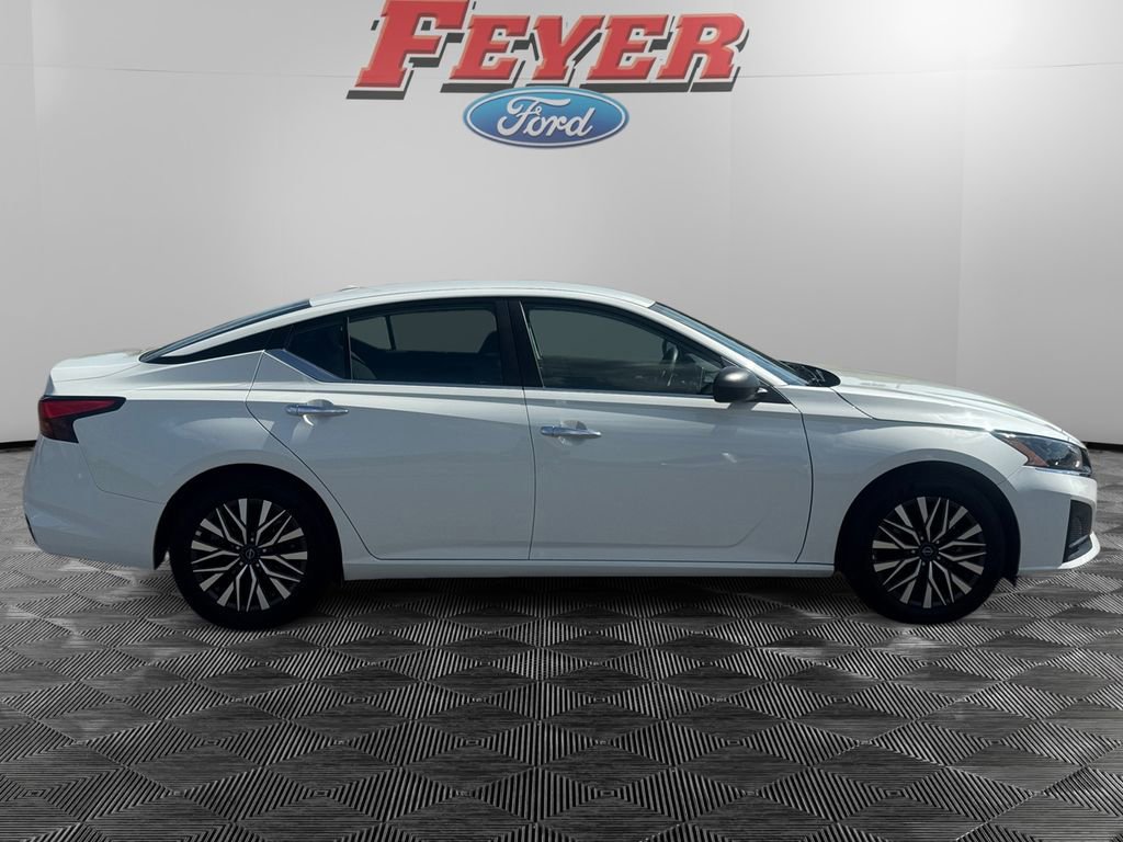 Used 2025 Nissan Altima 2.5 SV FWD image 2