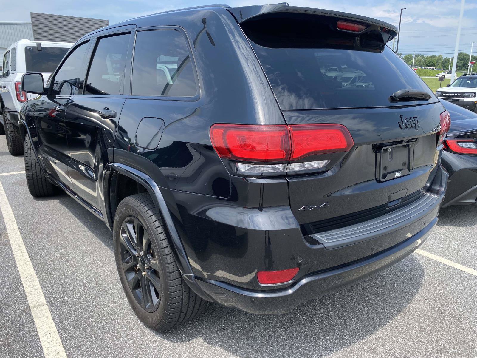 Used 2019 Jeep Grand Cherokee Altitude AWD/4WD image 5