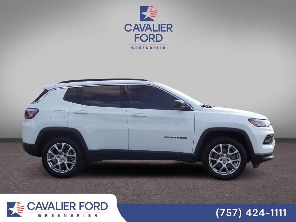 Used 2023 Jeep Compass Latitude w/ Sun and Sound Group AWD/4WD image 2