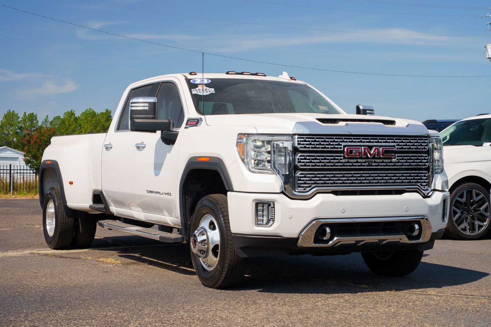 Used 2023 GMC Sierra 3500 Denali w/ Denali Ultimate Package AWD/4WD image 1