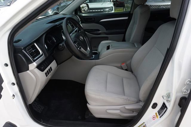 Used 2019 Toyota Highlander LE AWD/4WD image 23