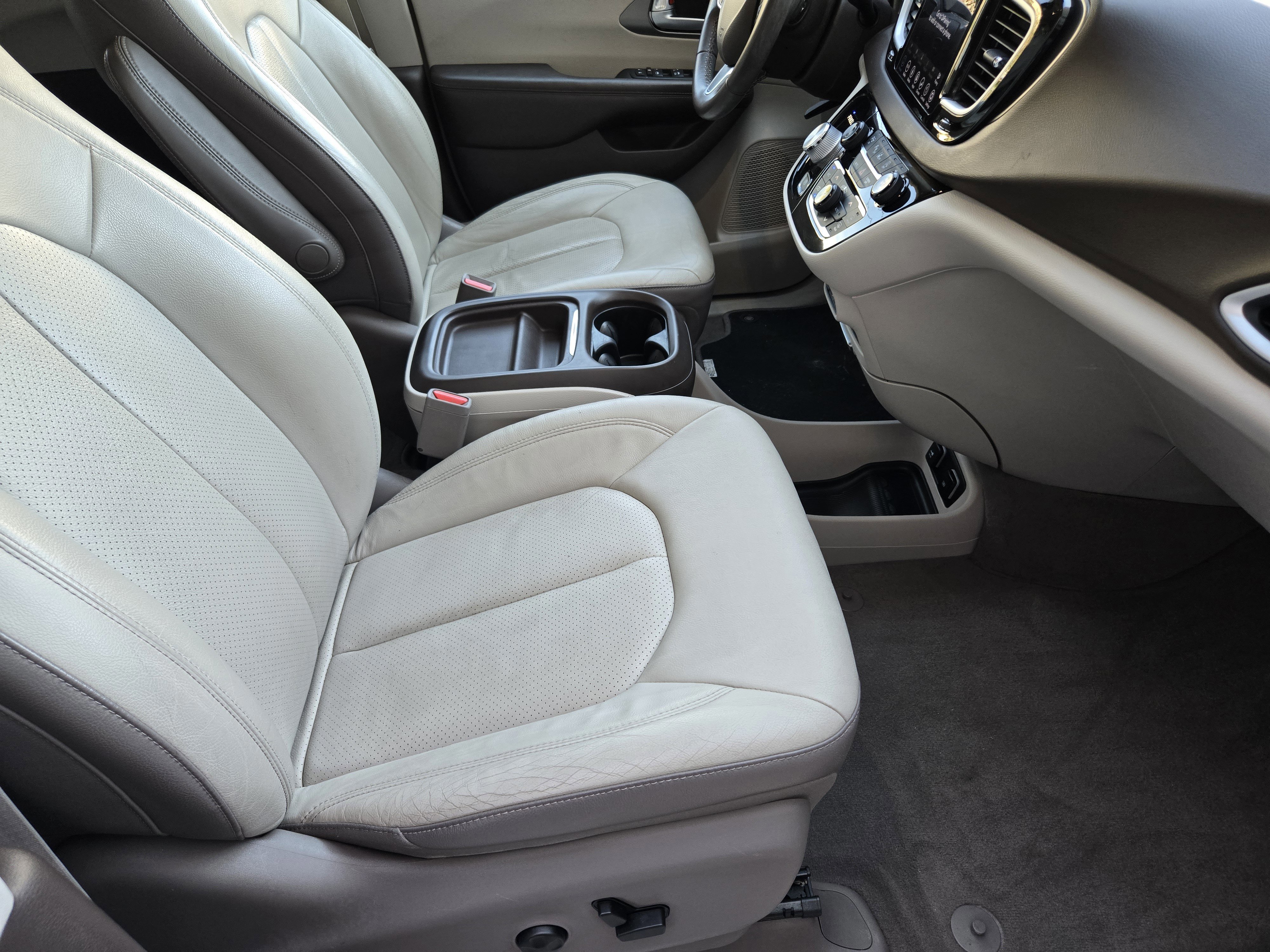 Used 2018 Chrysler Pacifica Touring-L w/ Advanced Safetytec Group image 10