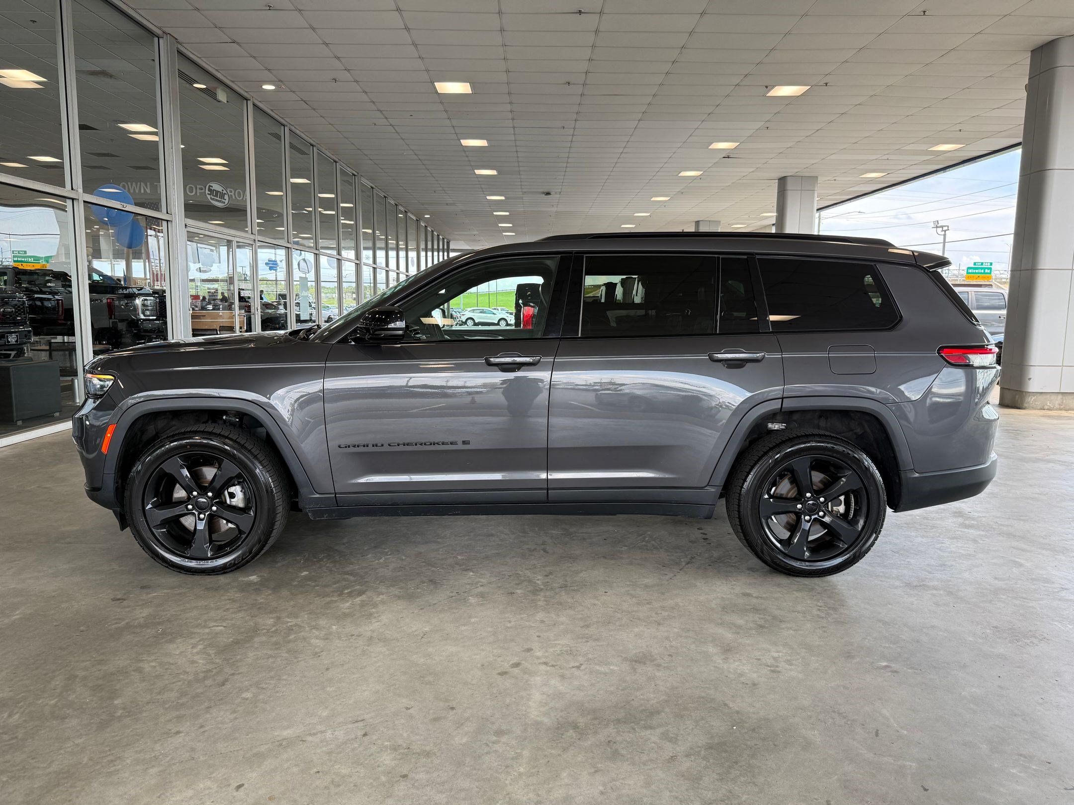 Used 2021 Jeep Grand Cherokee L Laredo AWD/4WD image 2