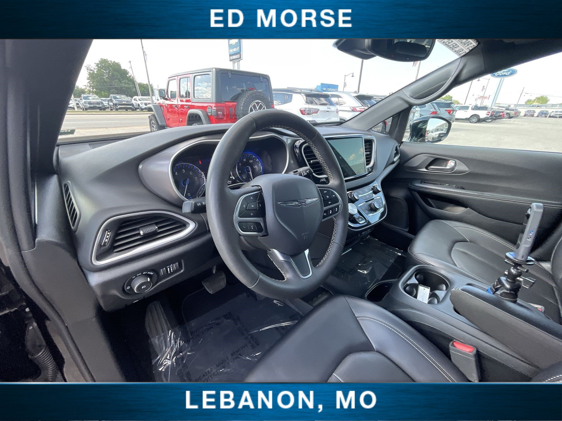 Used 2025 Chrysler Pacifica Select FWD image 10