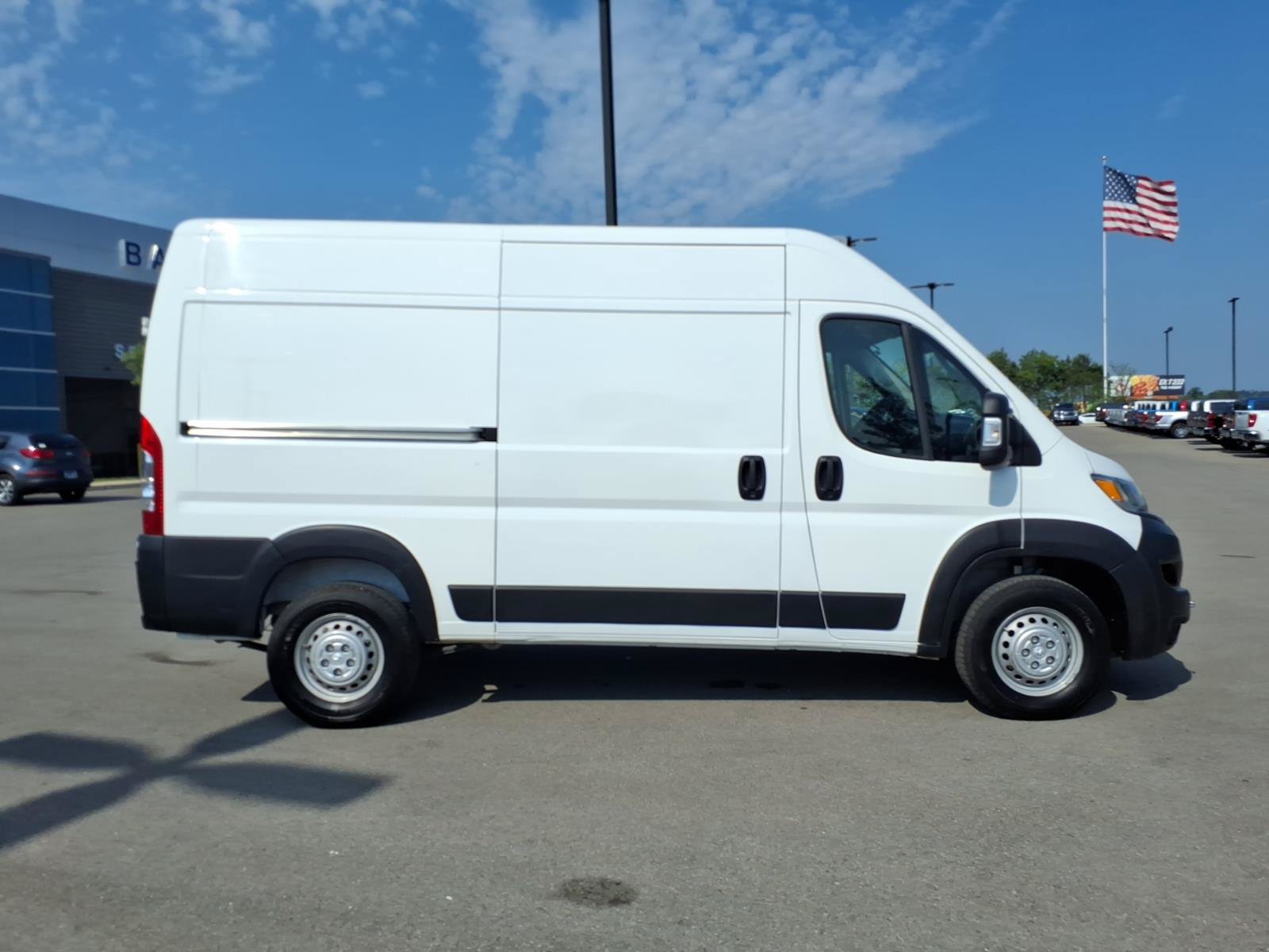 Used 2024 RAM ProMaster 2500 w/ Convenience Group FWD image 2