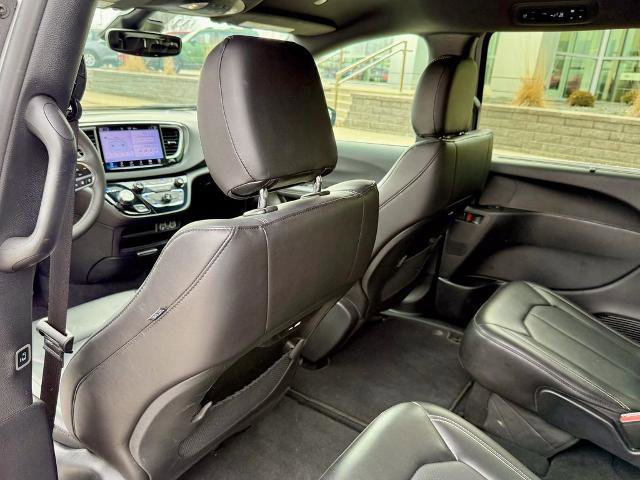 Used 2025 Chrysler Pacifica Select image 13