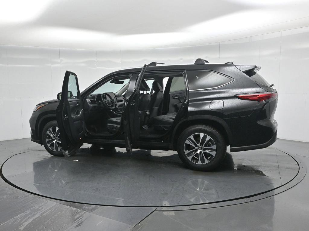 Used 2023 Toyota Highlander XLE image 39