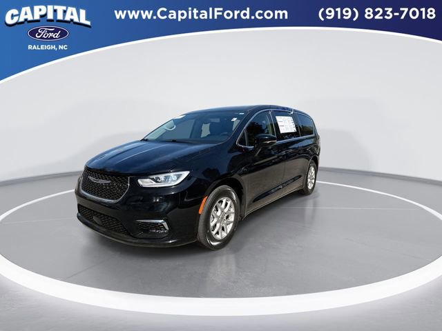 Used 2024 Chrysler Pacifica Touring-L image 2