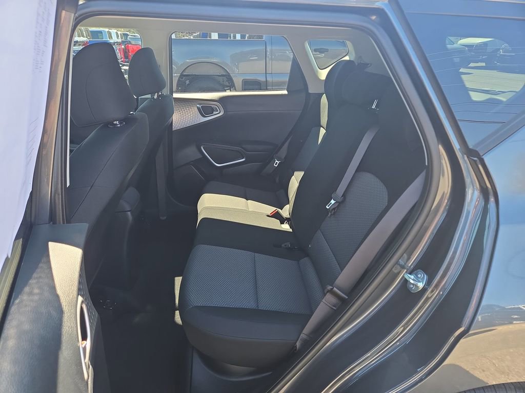 Used 2025 Kia Soul LX w/ LX Technology Package FWD image 4