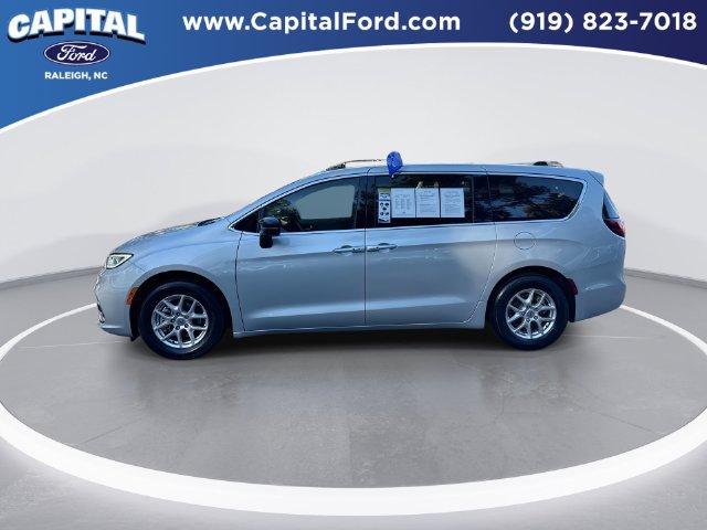Used 2024 Chrysler Pacifica Touring-L FWD image 5