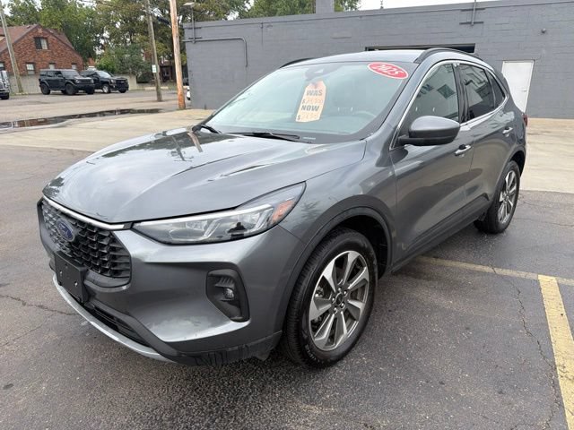 Certified 2025 Ford Escape Platinum AWD/4WD image 3