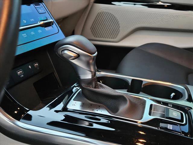 Used 2024 Kia Carnival EX FWD image 14