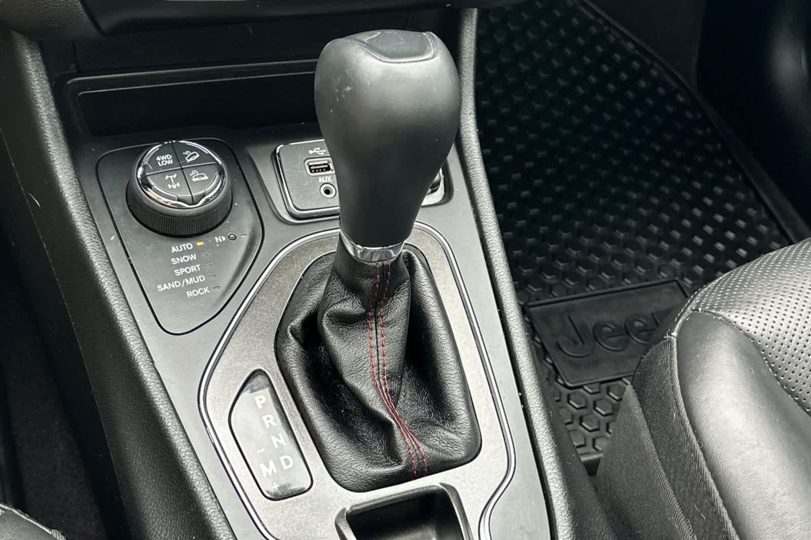 Used 2019 Jeep Cherokee Trailhawk AWD/4WD image 21