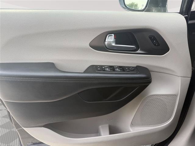 Used 2018 Chrysler Pacifica Limited FWD image 16